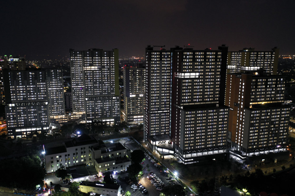 Penyalaan lampu-lampu di Wisma Atlet bukan berarti semua tower terisi pasien Covid-19 tapi menjadi simbol kesiapan Wisma Atlet menghadapi semakin tingginya kasus positif di Ibu Kota.
