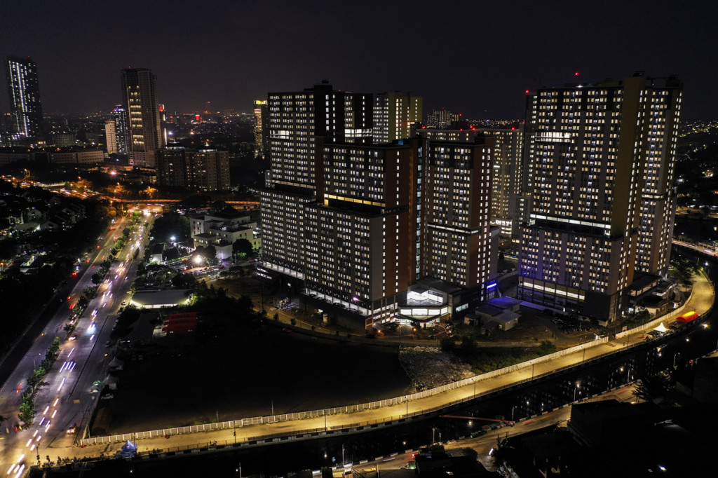 Lebih lanjut Aris mengungkapkan, satu tower di Wisma Atlet menampung 2.500 orang. Sementara itu, saat ini ada 1.637 pasien yang dirawat di RSD Wisma Atlet.