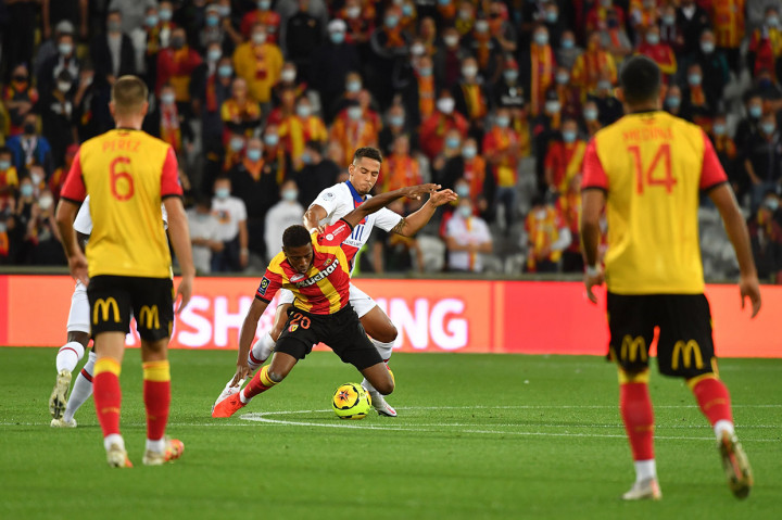 Mereka hanya bisa menurunkan empat pemain yang ikut meladeni Bayern Munich di final Liga Champions pada 23 Agustus dan kewalahan menghadapi Lens yang memainkan laga kandang pertama mereka di kasta teratas setelah lima tahun berkiprah di Ligue 2.