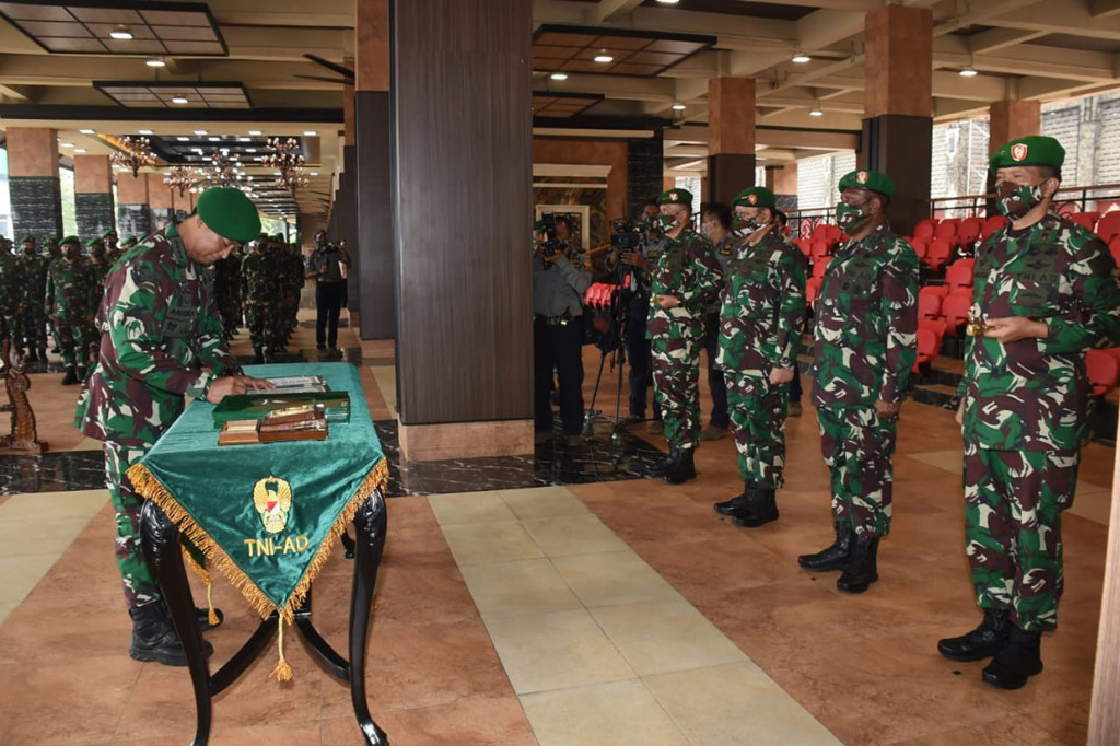 Selain memimpin sertijab lima jabatan strategis di TNI AD, KSAD juga menerima laporan korps kenaikan pangkat dari 41 Pati jajaran TNI AD.