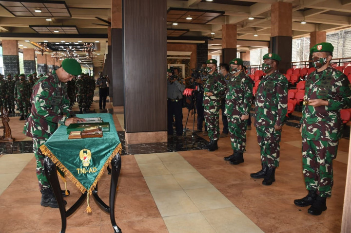 Selain memimpin sertijab lima jabatan strategis di TNI AD, KSAD juga menerima laporan korps kenaikan pangkat dari 41 Pati jajaran TNI AD.