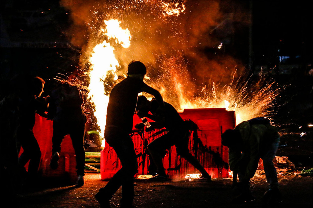Demonstran membakar barikade selama protes melawan kebrutalan polisi di Cucuta, di perbatasan Kolombia dengan Venezuela, pada Kamis, 10 September 2020 waktu setempat.