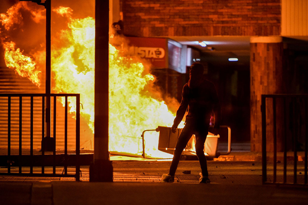 Demonstran turun ke jalan-jalan di Bogota pada Rabu, 9 September 2020 waktu setempat, setelah muncul video dari pengacara Javier Ordonez yang memohon kepada petugas berseragam, yang menyetrumnya dengan taser setidaknya lima kali saat dia berbaring di tanah.