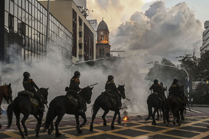 Wali Kota Bogota Claudia Lopez mengatakan tujuh korban tewas sebelumnya telah meningkat menjadi 10 pada Kamis, kebanyakan dari mereka akibat luka tembak. 