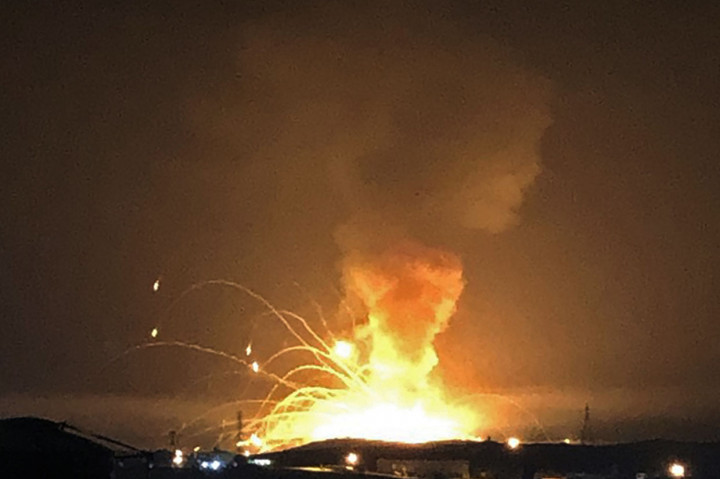 Serangkaian ledakan besar mengguncang depot amunisi di pangkalan militer Yordania di luar Kota Zarqa, sebelah timur laut pinggiran Ibu Kota Amman, Jumat, 11 September 2020.