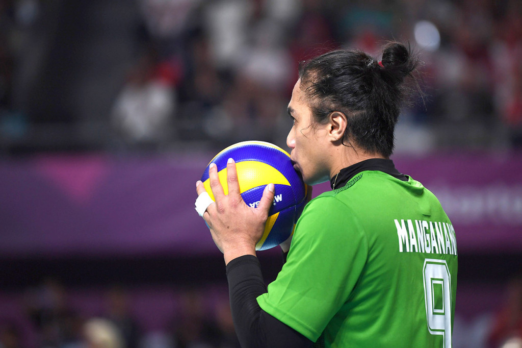 Kabar mengejutkan datang dari dunia bola voli Indonesia. Aprilia Manganang mengumumkan pensiun dari karier profesionalnya sebagai atlet bola voli Indonesia. Kabar tersebut disampaikan melalui akun Instagram resmi miliknya @manganang92, Kamis, 10 September 2020.