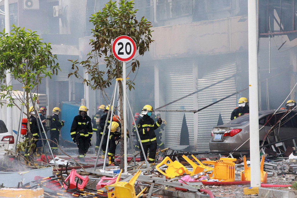 Sekitar 55 petugas pemadam kebakaran dikerahkan dan api dapat dipadamkan dalam satu jam kemudian.