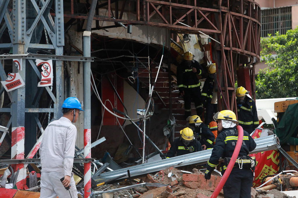 Semua penghuni di bangunan yang rusak - termasuk toko dan rumah - dibawa ke tempat aman dan para pejabat sedang menyelidiki penyebab ledakan itu.