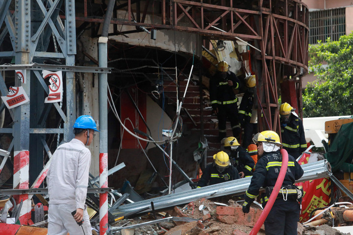 Semua penghuni di bangunan yang rusak - termasuk toko dan rumah - dibawa ke tempat aman dan para pejabat sedang menyelidiki penyebab ledakan itu.