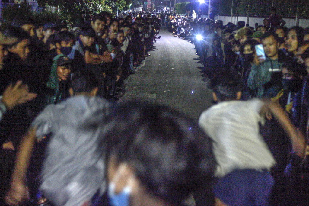 Dua pebalap lari liar tengah adu lari berjarak 100 meter di Jalan Raya Ciri Mekar, Cibinong, Kabupaten Bogor , Jawa Barat, Sabtu dini hari, 12 September 2020. 