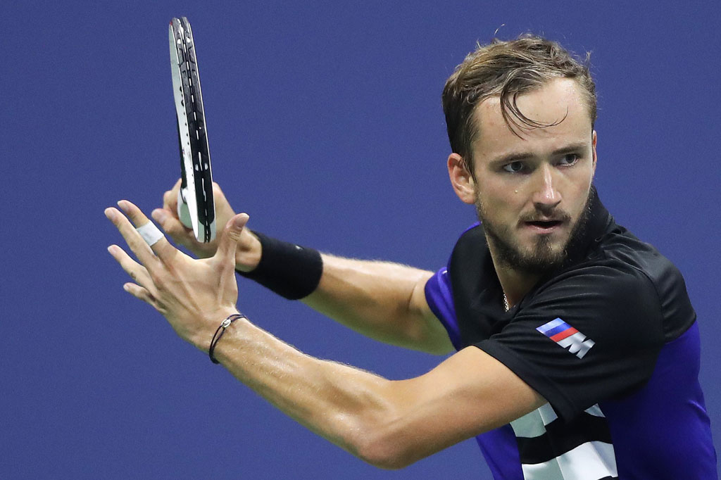 Thiem memaksimalkan momentum awal yang dimilikinya, ia memenangi set pertama tanpa kehilangan satu serve point sama sekali, namun satu double fault dan kesalahan saat melakukan pukulan forehand membuat Medvedev dapat mematahkan servenya dan memimpin pada awal set kedua.