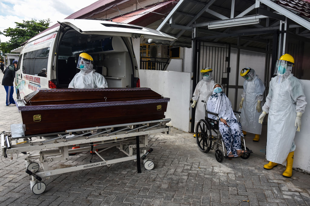 Isteri dokter Oki Alfin menangis di kursi roda saat melepas jenazah suaminya yang meninggal akibat covid-19, di RSUD Arifin Achmad, Kota Pekanbaru, Riau, Sabtu, 12 September 2020.