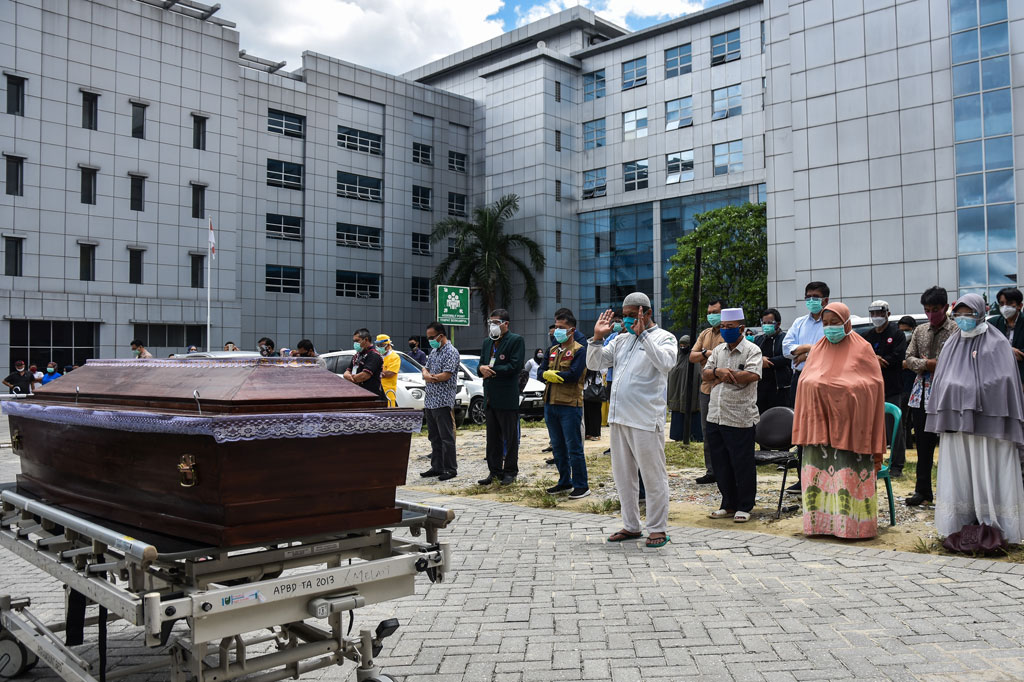 Dokter Oki Alfin bin Alamsyah, meninggal dunia Sabtu pagi sekitar pukul 08.00 WIB saat dalam perawatan covid-19 di RSUD Arifin Achmad.