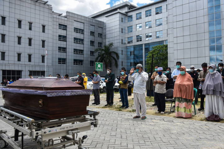 Dokter Oki Alfin bin Alamsyah, meninggal dunia Sabtu pagi sekitar pukul 08.00 WIB saat dalam perawatan covid-19 di RSUD Arifin Achmad.