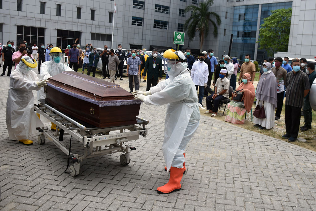 Almarhum dokter Oki terpapar virus korona dari pasien yang dirawatnya di Puskesmas Gunung Sahilan 1 Kabupaten Kampar, dan kemudian turut menularkan virus ke isterinya.