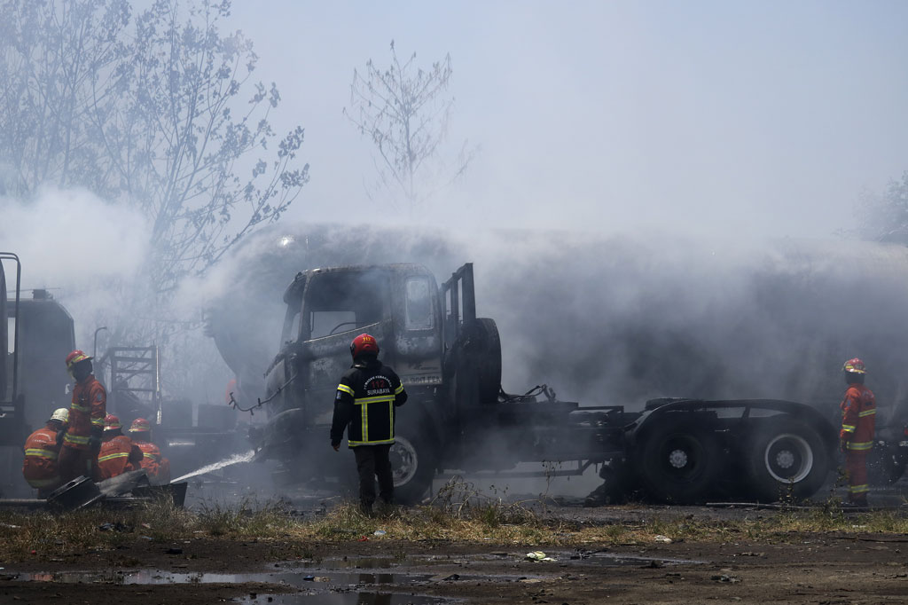 Sekitar 18 kendaraan pemadam kebakaran dikerahkan untuk memadamkan kebakaran diduga berawal dari kebakaran alang-alang yang merembet serta membakar lima truk tangki tersebut.