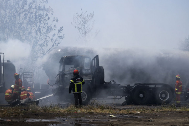Sekitar 18 kendaraan pemadam kebakaran dikerahkan untuk memadamkan kebakaran diduga berawal dari kebakaran alang-alang yang merembet serta membakar lima truk tangki tersebut.