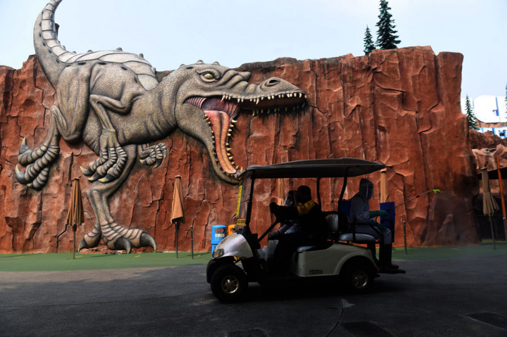Petugas menyemprotkan disinfektan di Dufan, Taman Impian Jaya Ancol, Jakarta, Sabtu, 12 September 2020. Kawasan rekreasi Taman Impian Jaya Ancol akan kembali ditutup seiring diberlakukan kembali PSBB oleh Pemprov DKI Jakarta mulai Senin, 14 September 2020.