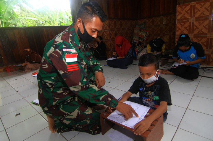 Bimbingan belajar Bahasa Inggris yang digelar oleh Satgas Pamtas RI-Malaysia Yonif 133/Yudha Sakti untuk anak-anak sekolah di perbatasan Badau selama sembilan bulan bertugas di daerah setempat tersebut guna memberikan sumbangsih yang bermanfaat di bidang pendidikan. 