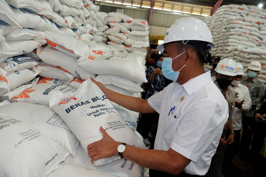 Menteri Koordinator Bidang Pembangunan Manusia dan Kebudayaan (Menko PMK) Muhadjir Effendy (tengah) meninjau beras yang akan dibagikan kepada keluarga penerima manfaat (KPM) di gudang Bulog, Medan, Sumatera Utara, Sabtu, 12 September 2020. 