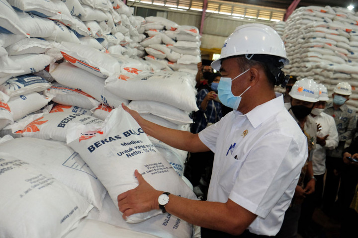 Menteri Koordinator Bidang Pembangunan Manusia dan Kebudayaan (Menko PMK) Muhadjir Effendy (tengah) meninjau beras yang akan dibagikan kepada keluarga penerima manfaat (KPM) di gudang Bulog, Medan, Sumatera Utara, Sabtu, 12 September 2020. 