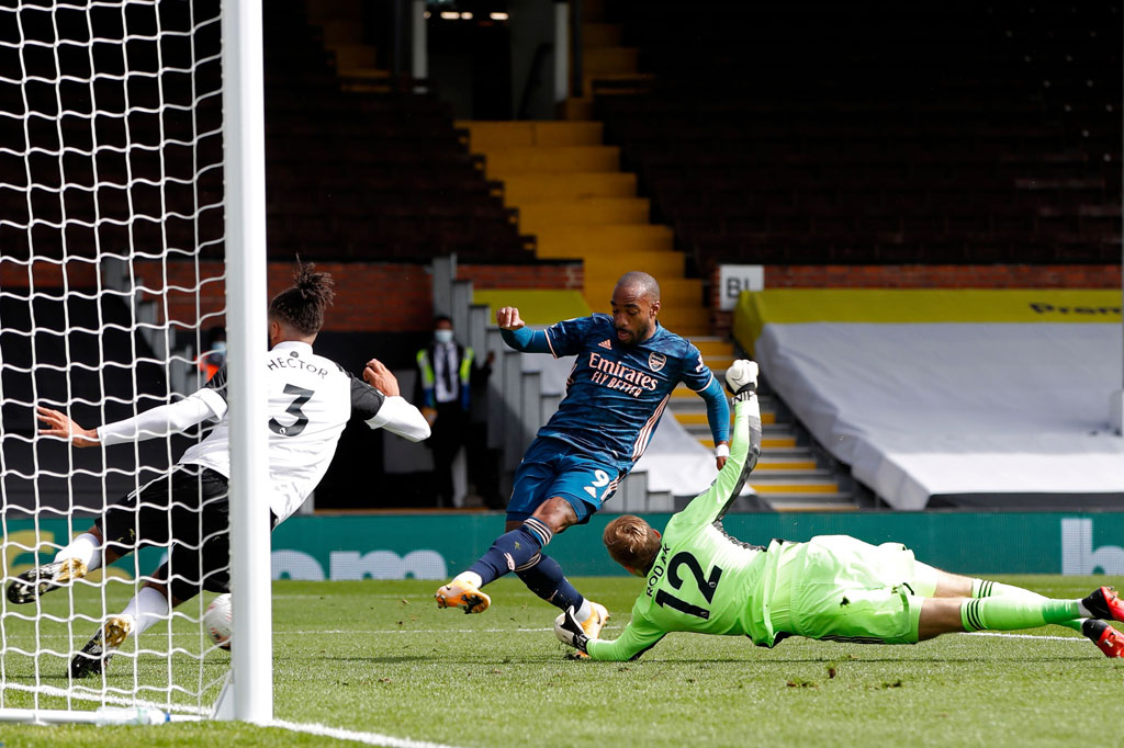 Tim tamu membuka keunggulan saat laga baru berjalan 9 menit lewat Alexandre Lacazette dengan memanfaatkan kemelut di depan gawang Fulham. Lacazette menyambar bola tembakan Willian yang diblok pemain Fulham.