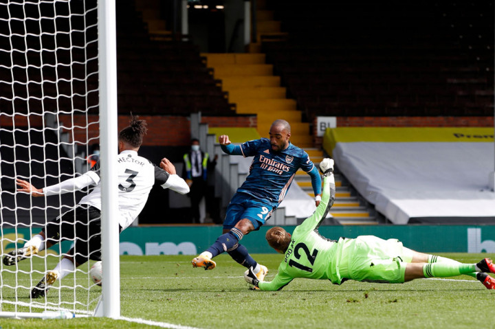 Tim tamu membuka keunggulan saat laga baru berjalan 9 menit lewat Alexandre Lacazette dengan memanfaatkan kemelut di depan gawang Fulham. Lacazette menyambar bola tembakan Willian yang diblok pemain Fulham.