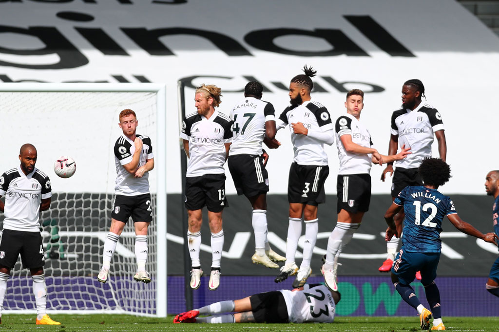 Tuan rumah mendapat sedikit keberuntungan saat tendangan bebas Willian pada menit ke-22 membentur tiang gawang.