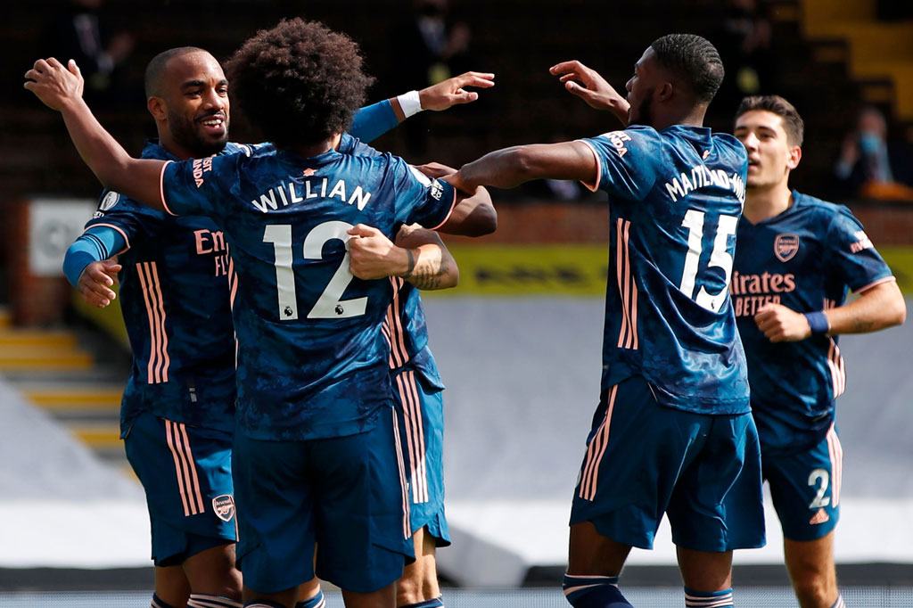 Gol Lacazette disambut gembira rekan-rekan setimnya.