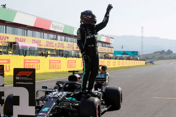 Lewis Hamilton merebut pole position Formula 1 Grand Prix Tuscan, di Sirkuit Mugello, Italia. Rekan satu timnya, Valtteri Bottas membantu Mercedes menguasai babak kualifikasi dan mengunci dua slot terdepan.