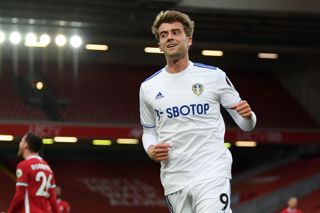 Patrick Bamford melakukan selebrasi usai mencetak gol ke gawang Liverpool.