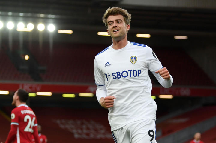 Patrick Bamford melakukan selebrasi usai mencetak gol ke gawang Liverpool.