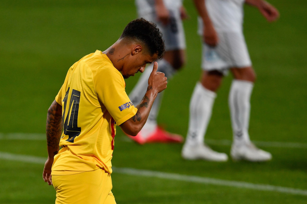 Philippe Coutinho melakukan selebrasi usai mencetak gol ke gawang Gimnastic.