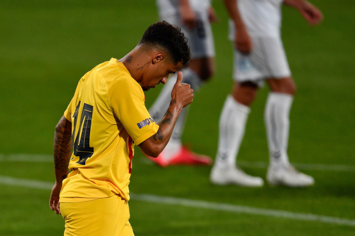 Philippe Coutinho melakukan selebrasi usai mencetak gol ke gawang Gimnastic.