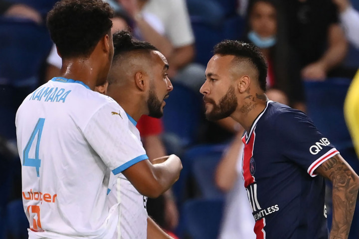 Para pemain PSG kembali menagih hadiah tendangan penalti ketika Neymar terjatuh karena jerseynya dicengkeram oleh Hiroki Sakai, tetapi lagi-lagi Brisard bergeming.