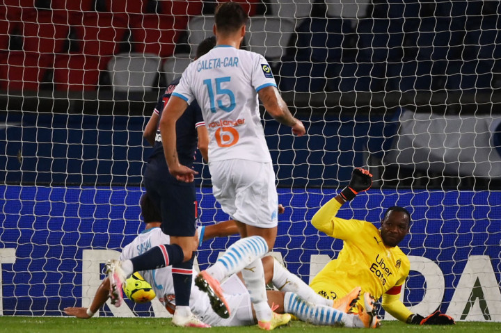 Kiper Marseille, Steve Mandanda melakukan penyelamatan gemilang untuk menggagalkan tembakan sentuhan pertama Pablo Sarabia pada menit ke-57. Tiga menit kemudian ia menggagalkan sepakan Neymar untuk menjadi gol.