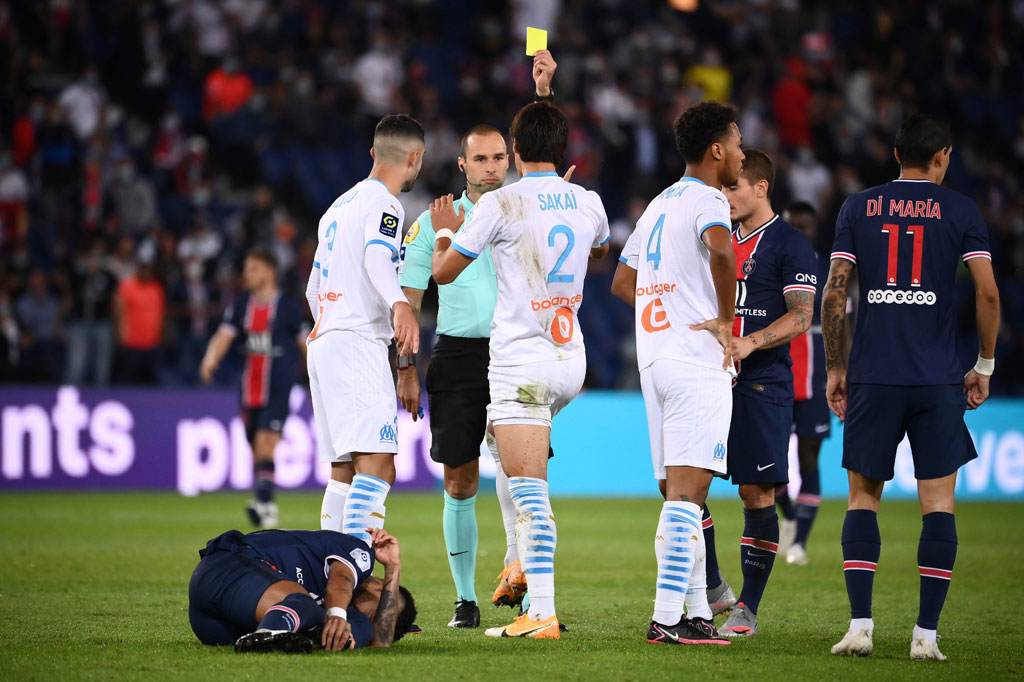 Di babak kedua tensi permainan kedua tim berlangsung keras dan memaksa wasit mengeluarkan delapan kartu kuning. Lima kartu kuning untuk Marseille, dan tiga untuk PSG.