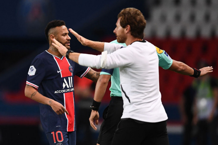 Brisard lantas meninjau lagi insiden itu via layar tayangan ulang VAR dan memberikan kartu merah lagi untuk Neymar karena menempeleng Alvaro Gonzalez.