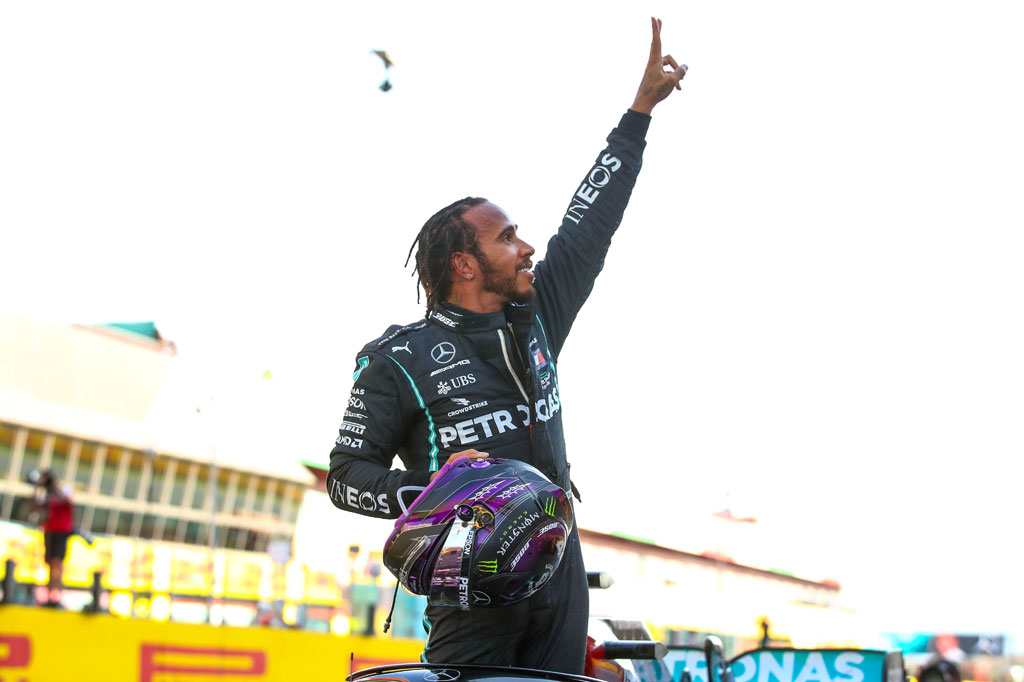 Pembalap Mercedes Lewis Hamilton melakukan selebrasi usai menjuarai balapan Formula 1 Grand Prix Tuscan yang kacau balau karena sarat insiden kecelakaan di Sirkuit Mugello, Italia, Minggu, 12 September 2020.