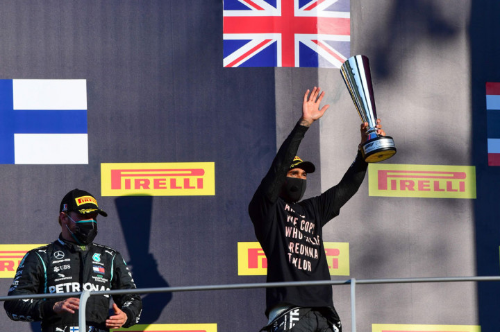 Juara dunia enam kali itu menandai kemenangan ke-90 sepanjang kariernya di F1 dengan finis 4,880 detik di depan rekan satu timnya Valtteri Bottas.