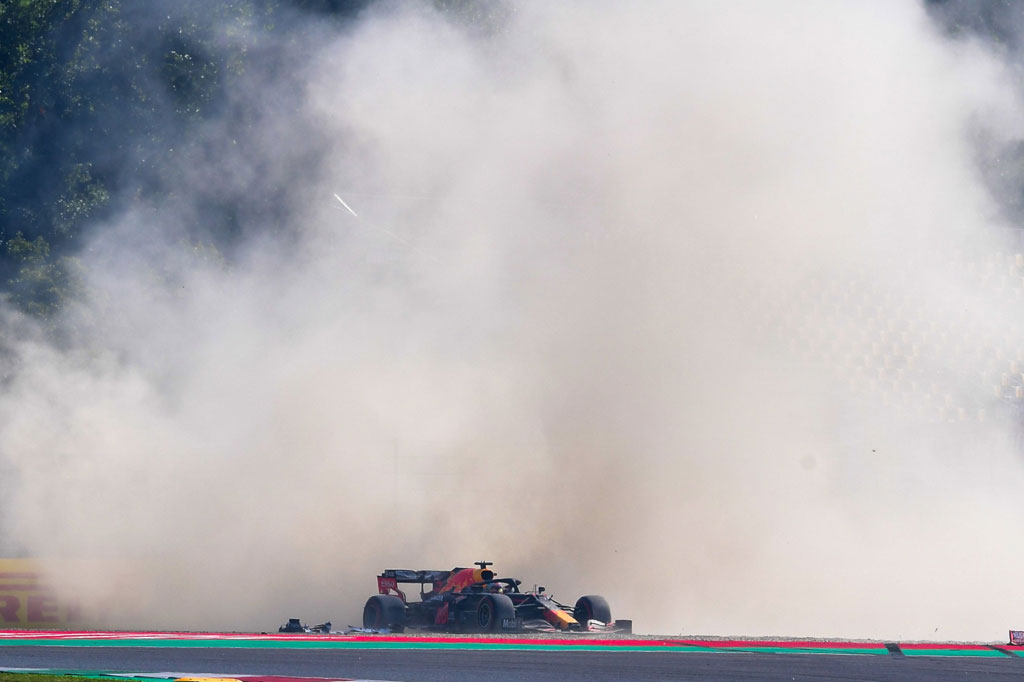 Balapan yang menandai Grand Prix ke-1.000 bagi Ferrari itu harus menjalani start ulang sebanyak dua kali menyusul sejumlah insiden terpisah.