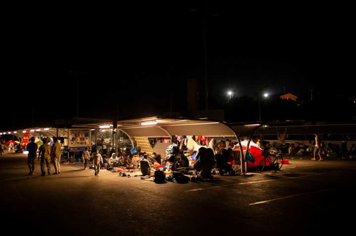 Mereka terpaksa tidur di pinggir jalan, tempat parkir, bahkan pom bensin. AFP Photo/Angelos Tzortzinis
