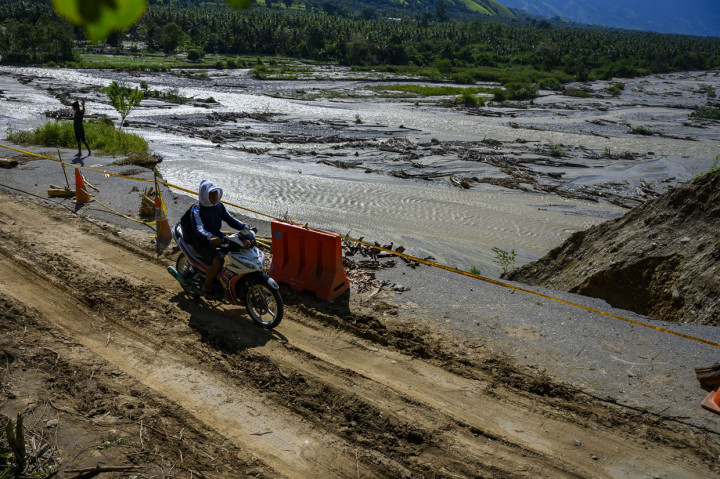 Satu-satunya jalan yang menghubungkan Kota Palu dan empat kecamatan lainnya di Kabupaten Sigi dan kini hanya bisa dilewati sepeda motor itu terancam putus akibat abrasi sungai.