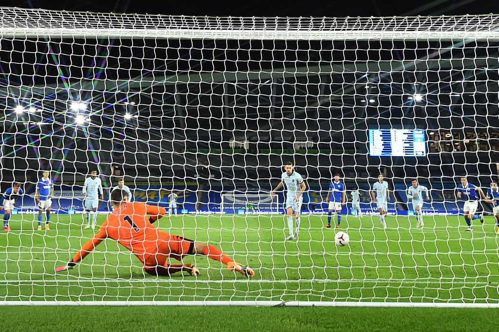 Wasit langsung menunjuk titik putih dan diselesaikan oleh Jorginho dengan dingin untuk membawa timnya unggul 1-0. Tidak ada gol lagi hingga jeda.