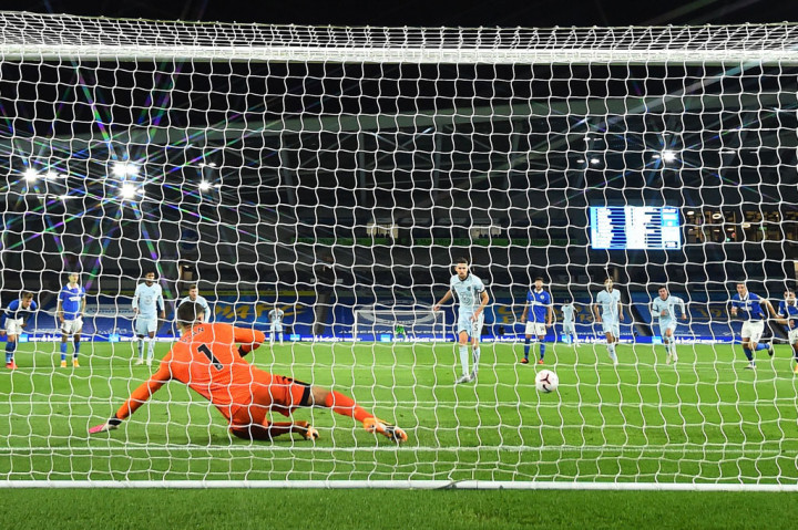 Wasit langsung menunjuk titik putih dan diselesaikan oleh Jorginho dengan dingin untuk membawa timnya unggul 1-0. Tidak ada gol lagi hingga jeda.