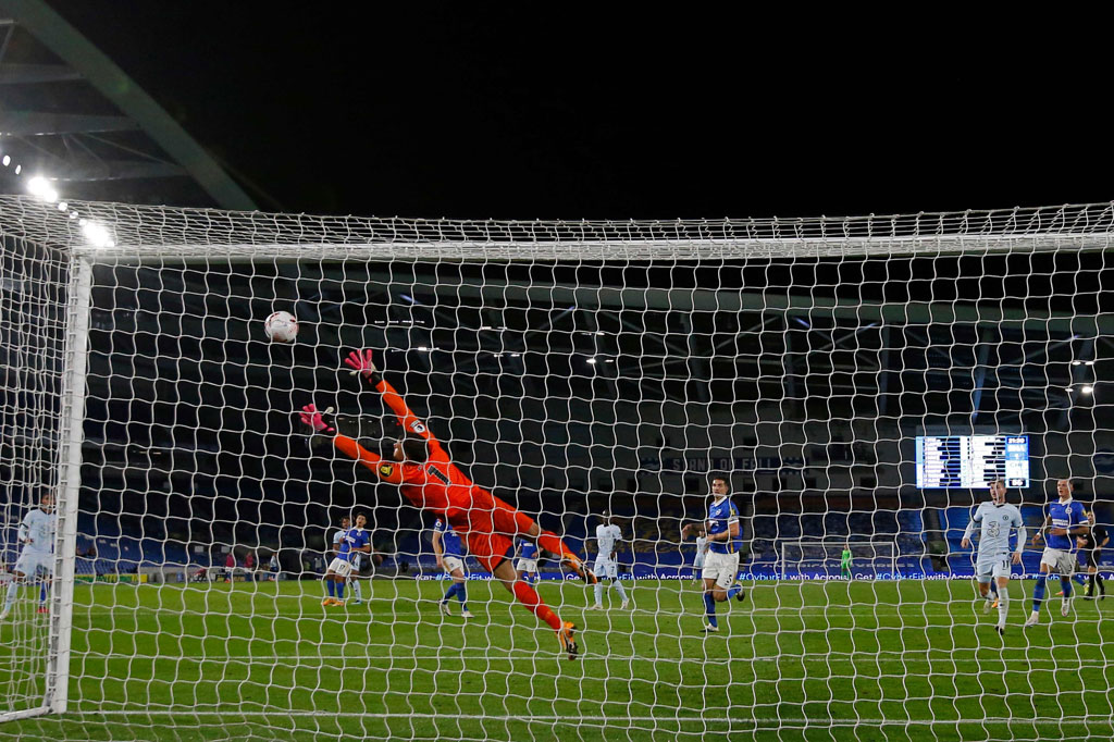 Dua menit berselang bek kanan timnas Inggris U-21 Reece James memulihkan keunggulan Chelsea lewat tendangan spektakuler dari jarak 25 meter yang masuk ke sudut atas gawang Brighton.