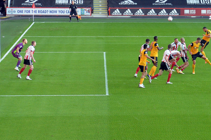 Kurang dari tiga menit kemudian tim tamu menggandakan keunggulan lewat sundulan Romain Saiss meneruskan tendangan penjuru.