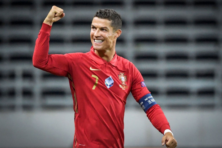 Sementara itu Cristiano Ronaldo menempati urutan kedua dengan pendapatan USD117 juta (sekitar Rp1,743 triliun. Ronaldo merupakan pemain sepak bola yang paling banyak 'follower' media sosial-nya di dunia.