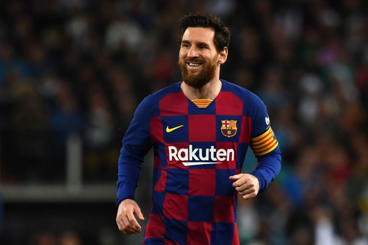 Megabintang asal Argentina Lionel tetap menjadi pesepak bola paling kaya di dunia. Menurut Forbes, total pendapatan pemain Barcelona tersebut tahun ini adalah USD126 juta (sekitar Rp1,878 triliun-- USD92 juta dari gajinya dan USD34 juta dalam bentuk 'endorsement'.