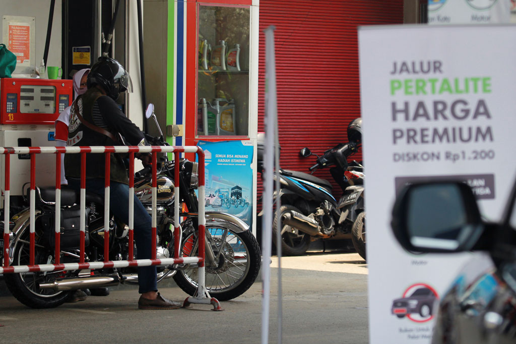 PT Pertamina (Persero) menurunkan harga bahan bakar minyak (BBM) jenis Pertalite dari Rp7.650 menjadi Rp6450 per liter atau setara dengan harga premium, yang hanya berlaku di 38 SPBU di Kota Tangerang Selatan. Promo ini ini dilaksanakan dalam rangka program langit biru hingga enam bulan kedepan. 